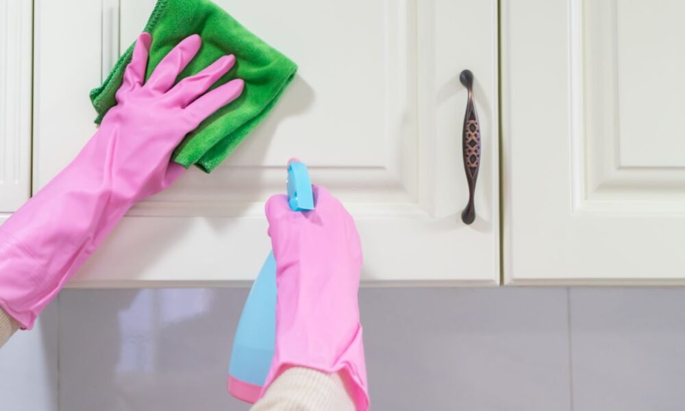 Expert ensina truque para eliminar gordura dos armários da cozinha1748708407.jpeg