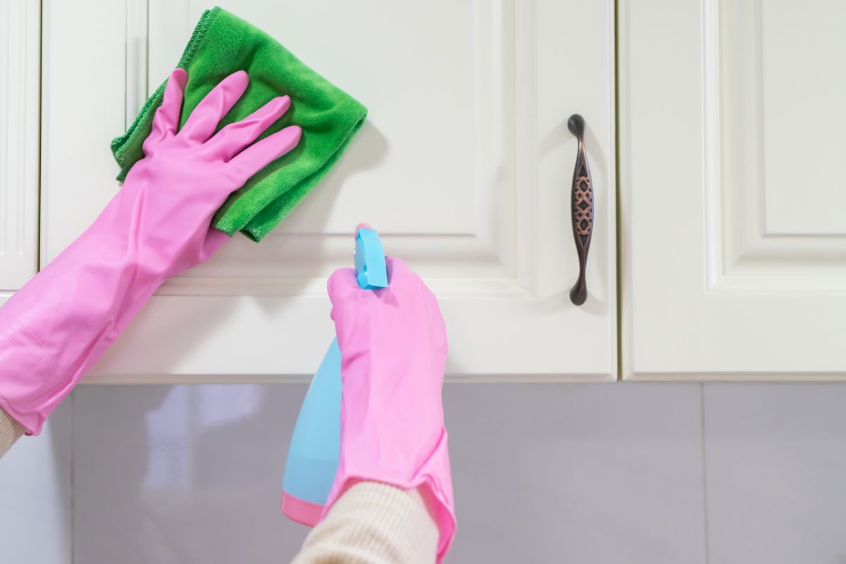 Expert ensina truque para eliminar gordura dos armários da cozinha1748708407.jpeg