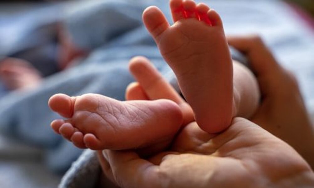 SC: bebê de 5 meses cai de trocador em creche e tem fratura na cabeça1748956285.jpeg