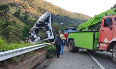 Tragédia na BR-116: caminhão carregado de sal tomba e mata motorista1751903430.jpeg