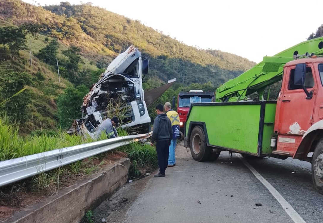 Tragédia na BR-116: caminhão carregado de sal tomba e mata motorista1751903430.jpeg